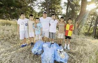 Orman yangınından etkilendiler, çöpleri toplayarak...