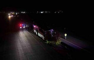 Orta refüje çıkan yolcu otobüsü ağaçları devirdi:...