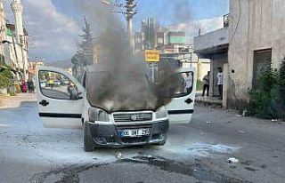 Osmaniye’de hafif ticari araç alev alev yandı