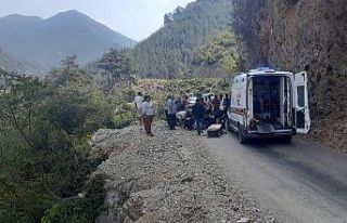 Osmaniye’de kayalıklara çarpan otomobil yan yattı:...