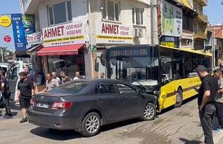 Otomobil, belediye otobüsüyle çarpıştı: 1’i...