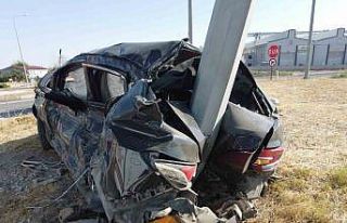 Otomobil direğe ok gibi saplandı: 3 yaralı