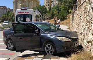 Otomobil duvara çarptı: 1 yaralı