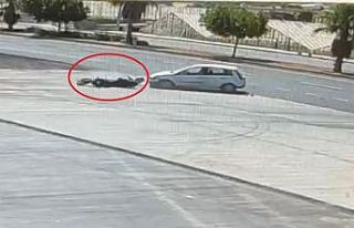 Otomobil ile çarpışan motosikletlinin metrelerce...