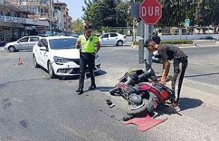 Otomobil ile elektrikli motosiklet çarpıştı: 1...