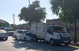 Otomobil park halindeki kamyonete çarptı: 1 yaralı