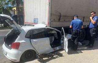 Otomobil, park halindeki tıra çarptı: 4 yaralı