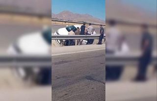 Otomobil refüjdeki boşluğa düştü