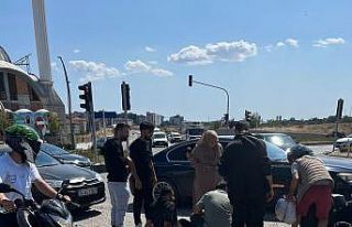 Otomobile çarpmamak için manevra yapan motosiklet...