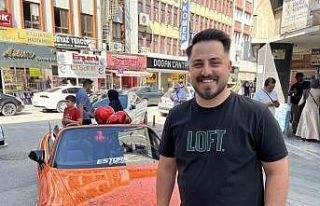 Otomobili görenler imza atmadan geçmiyor