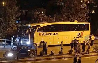 Otomobilin otobüse çarptığı anlar kamerada