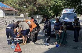 Otomobille çarpışan motosikletli kurye yaralandı