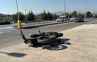 Otomobille çarpışan motosikletteki 2 kişi ağır...