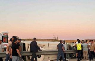 Otomobille midibüsün çarpıştığı kazada 10...