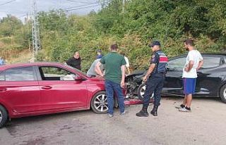 Otomobiller çarpıştı: 4 yaralı