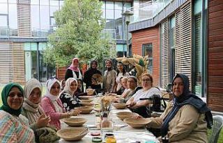 Özel bireyler ve anneleri hobi atölyelerinde el...