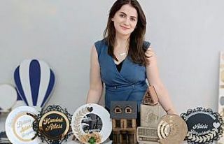 (ÖZEL) Evinde tasarladığı hediyelik eşyaları...