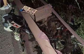 Paramparça olan motosikletin sürücüsü hatsaneye...