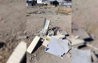 Parçalanan elektrik trafosu tehlike saçıyor