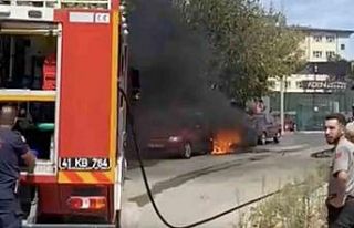 Park halindeki iki otomobil alev alev yandı