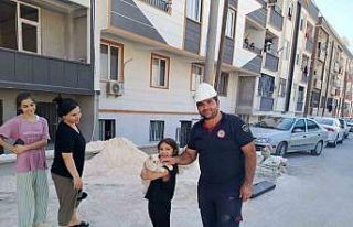 Pencerede mahsur kalan kediyi itfaiye kurtardı
