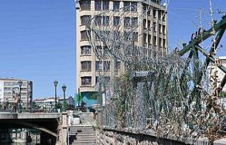 Porsuk kenarındaki dikenli teller tehlike saçıyor