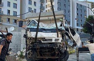 Rampadan inen kamyonet bariyerlere çarptı: 1 yaralı