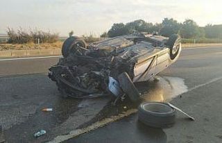 Refüje çarpan araç takla attı: 1 yaralı