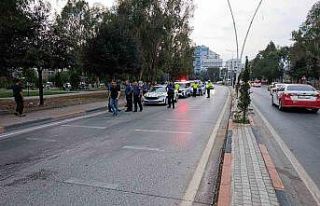Refüje ve direğe çarpan motosikletli hayatını...