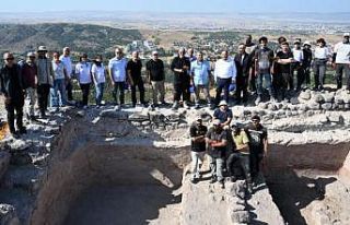 Rektör Adıgüzel, Karacahisar Kalesi kazı alanını...