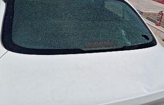 Rüzgarın uçurduğu sac otomobilin camını kırdı