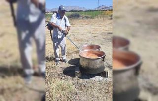 Salçayı ot biçme makinesi ile karıştırdı