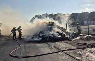 Saman yüklü kamyonet alev topuna döndü