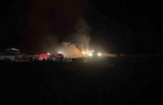 Samanlıkta çıkan yangın, 6 bin balya ve 4 traktörü...