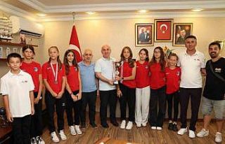 Şampiyon Darıca sporcular kupalara ambargo koydu