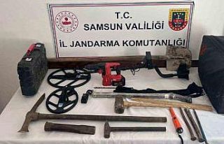 Samsun’da kaçak kazı yapan 3 kişi jandarmaya...