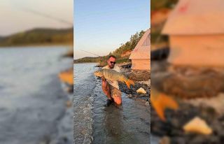Sapanca Gölü’nde 13 kilo sazan yakaladı: Öpüp...