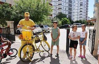 Sarı şalvarlı Adanalı, sıcakta sokak sokak limon...