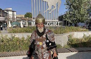 Savaş kıyafetini giydi, Malazgirt Kalesi’ni yeniden...