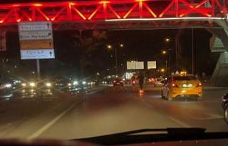 Scooterla 80-90 kilometre hızla seyrederek araçları...