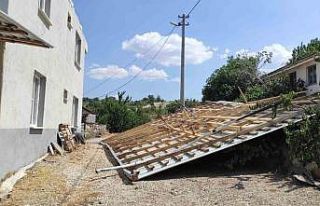 Selendi’de fırtına çatıları uçurdu