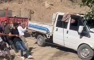Şemdinli’de halatlı kurtarma operasyonu: Kamyonet...