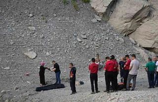 Serinlemek için baraj gölüne giren çocuk boğuldu