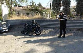 Servis aracına çarpan motosiklet sürücüsü ağır...