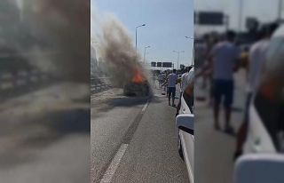 Seyir halindeki araç alev alev yandı