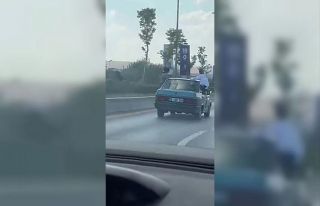 Seyir halindeki araçtan sarkarak hayatlarını hiçe...