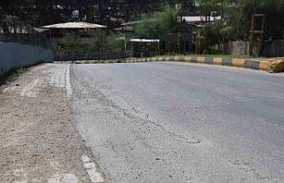 Seyir halindeki mikserin yola beton döktüğü anlar...