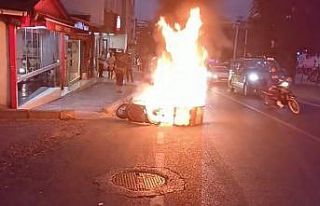 Seyir halindeki motosiklet yandı, olay anı güvenlik...