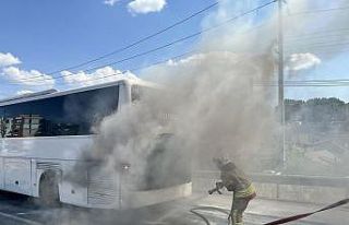 Seyir halindeki yolcu otobüsü yandı; yolcular tahliye...