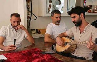 Sıcaklardan bunalan vatandaşlar klimalı ortamlarda...